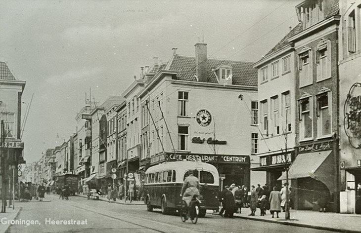 Ook van Annard Pekema deze foto van dezelfde locatie. De datering ligt tussen 1946 en 1957. Op de hoek van de Carolieweg nog het toenmalige café-restaurant 'Centrum'. 